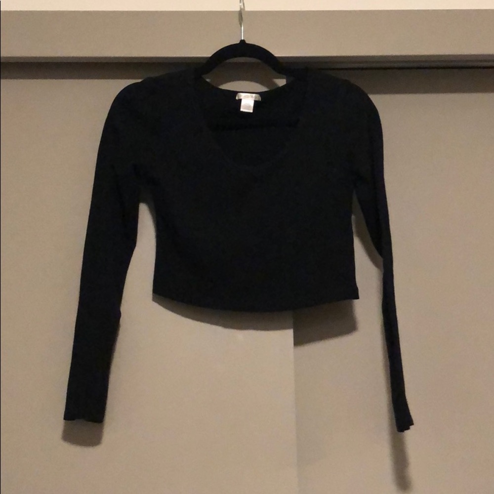 Black long sleeved crop top